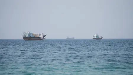 بيانات: تراجع كبير في حركة الشحن عبر مضيق هرمز