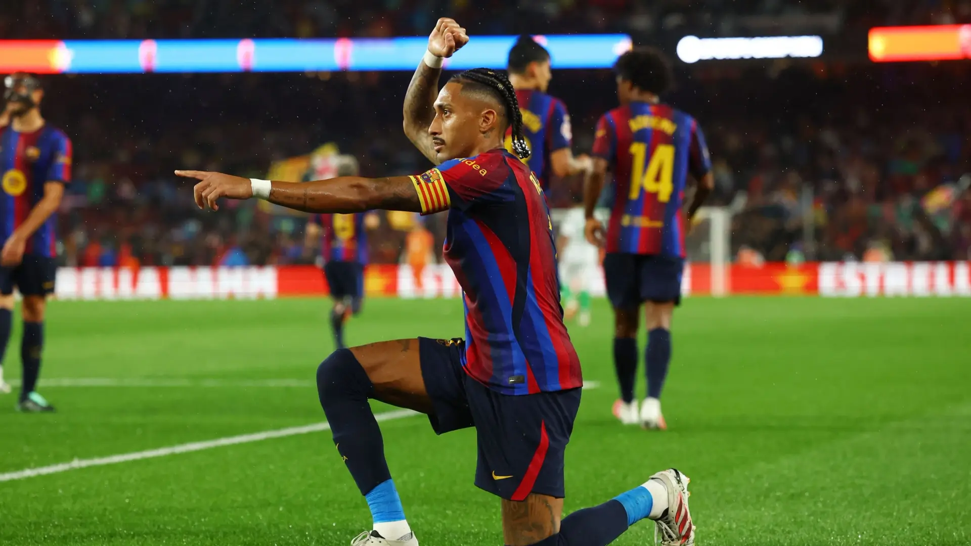 رافينيا يتألق تهديفيًا مع برشلونة في مركز المهاجم (رويترز) رافينيا يتألق تهديفيًا مع برشلونة في مركز المهاجم (رويترز)