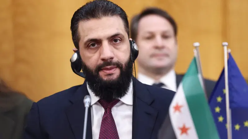 فيديو - حوار طريف بين أحمد الشرع ووزير داخليته حول أغاني فيروز.. ماذا قال؟