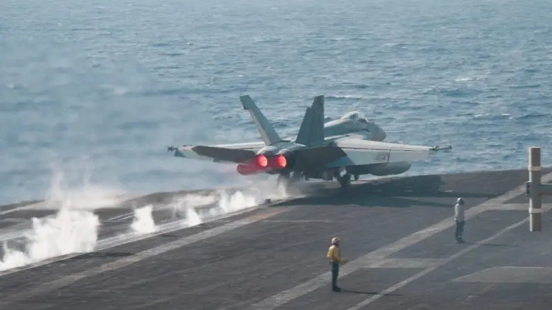 للمرة الثانية.. سقوط مقاتلة أميركية في البحر الأحمر