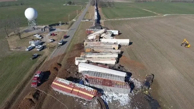 فيديو - تسرّب لسائل الكبريت بعد خروج قطار عن سكّته بأميركا