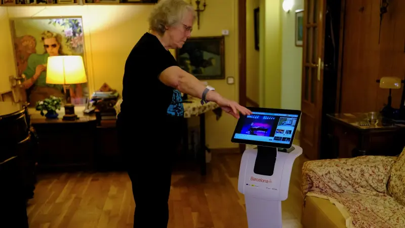 صور - إسبانيا.. روبوتات راقصة توفر الدعم والصحبة لكبار السن