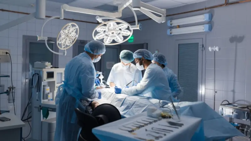 صور - تزن رطلين.. استئصال كتلة شعر من معدة شابة