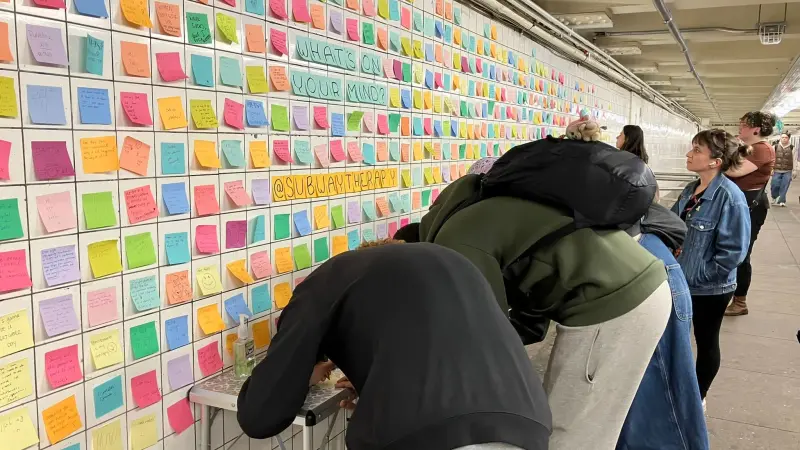 أميركيون يعبرون عن مخاوفهم من ترامب على حوائط مترو نيويورك