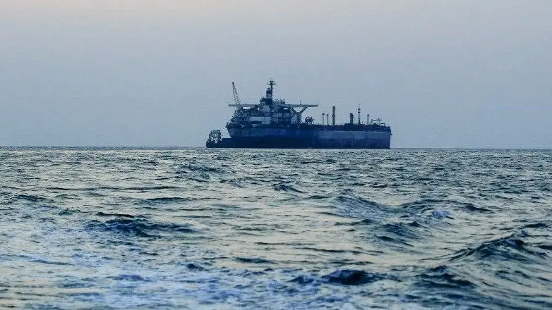 الجيش البريطاني: ناقلة تشتعل بعد هجوم في خليج عدن