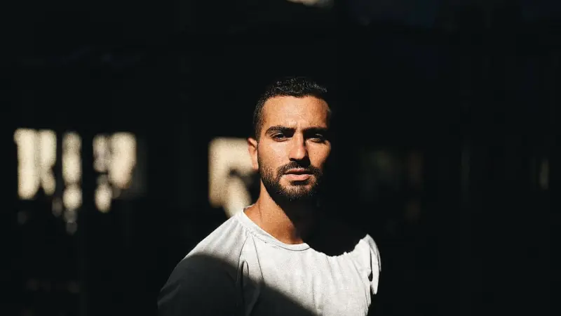 محمد الشرنوبي يثير الجدل بصورة "روبيك" بعد حذف منشوراته بالكامل