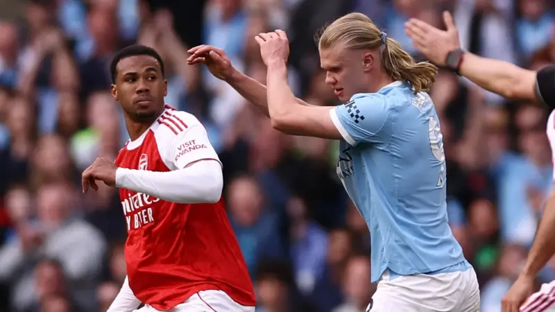 فيديو - معركة هالاند وغابرييل تتجدد خلال مباراة مانشستر سيتي وأرسنال