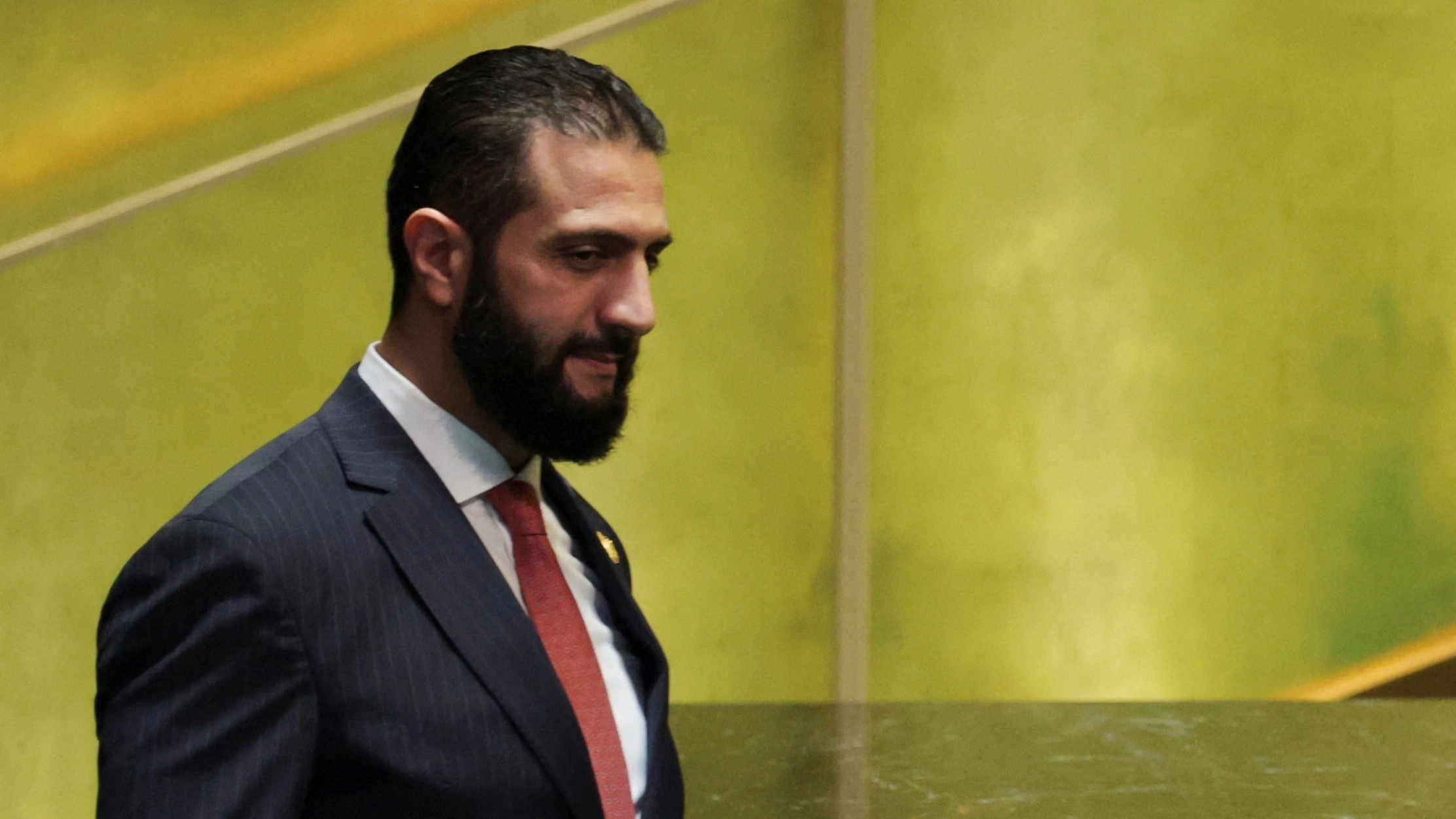 لماذا تم إلغاء بث لقاء الشرع مع قناة "شمس"؟ 