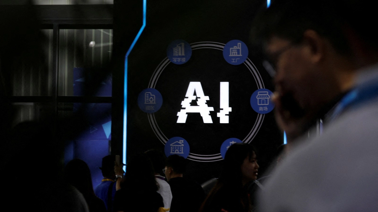 حصاد 2025 - سباق الذكاء الاصطناعي يشتعل ويقود ثورة الهواتف والتطبيقات 