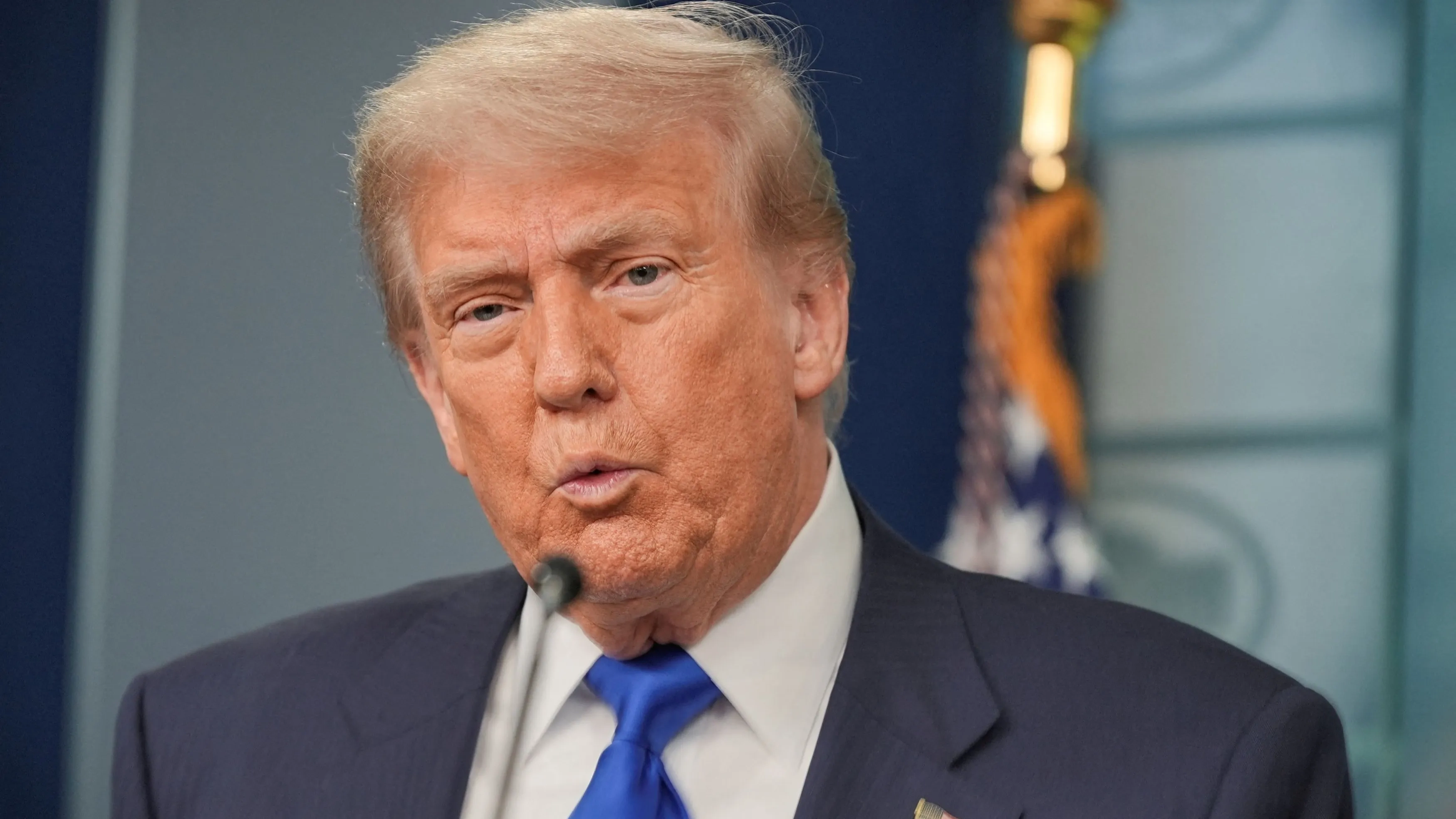 هل يتدخل ترامب في صفقة استحواذ نتفلكس على ستديوهات وارنر براذرز؟ 