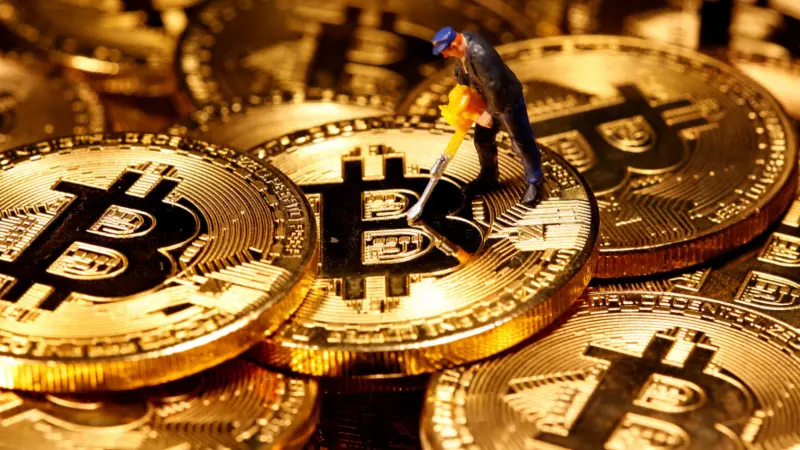 موجة بيع تضغط على البيتكوين وتكسر حاجز 60 ألف دولار