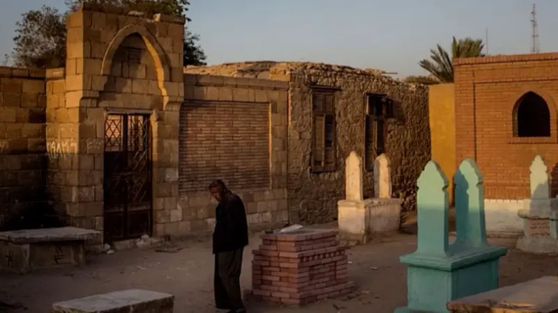 مصر.. ما حقيقة العثور على رجل مدفون حيا بمقابر شلقان؟