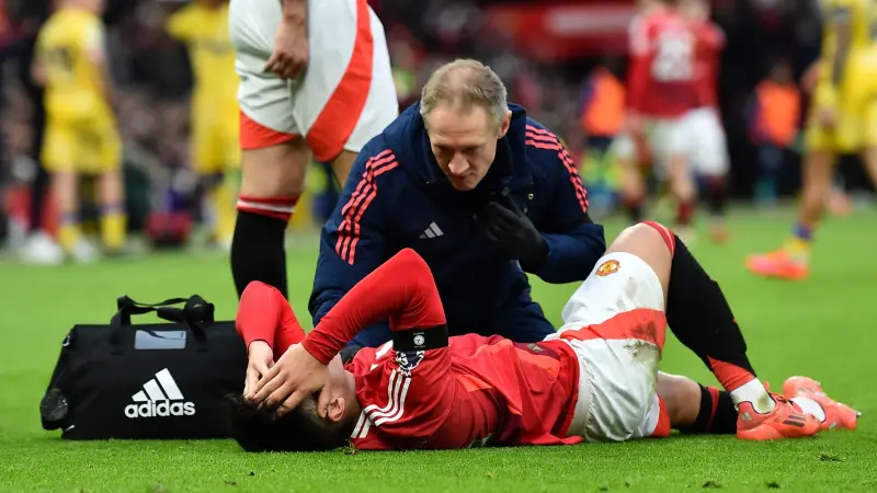 صدمة جديدة.. مانشستر يونايتد يفقد مدافعه مارتينيز حتى نهاية الموسم