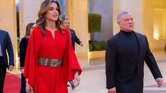 صور الملكة رانيا العبد الله تخطف الأنظار في إفطار العائلة في رمضان