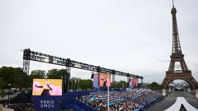 صور وفيديو - ليدي غاغا تُبهر باريس في افتتاح أولمبياد 2024