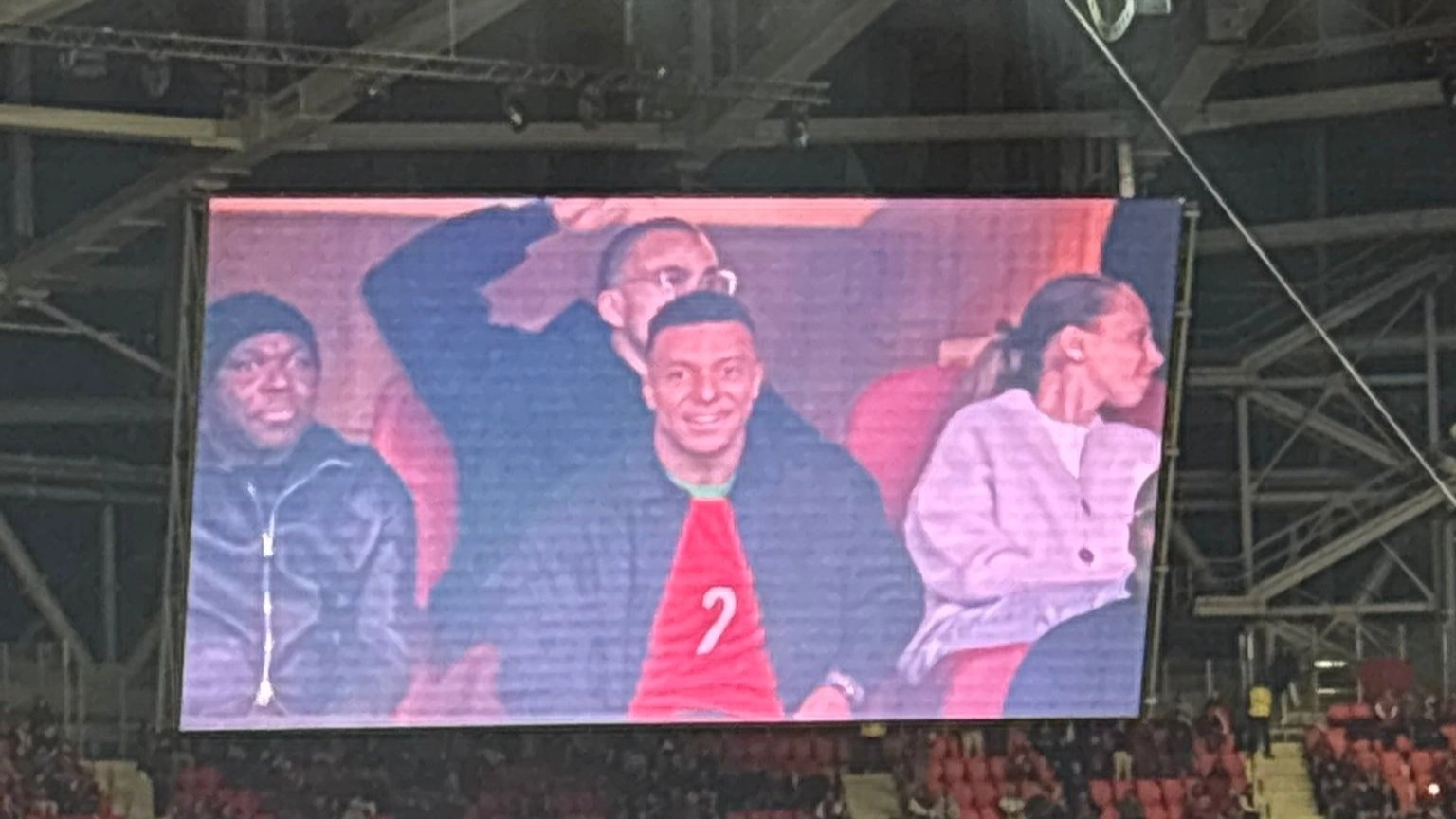 بقميص حكيمي.. كيليان مبابي يؤازر منتخب المغرب أمام مالي 