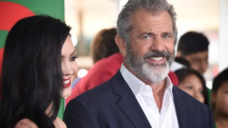 بعد 9 سنوات.. انفصال ميل غيبسون عن شريكته روزاليند روس