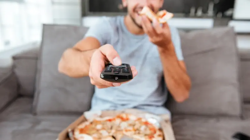 هل تناول الطعام بسرعة مضر بالصحة؟