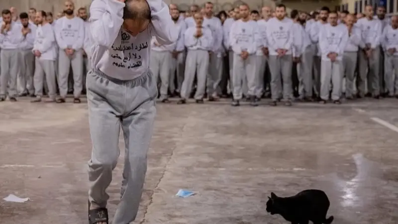 صور صادمة - إسرائيل تواصل إذلال الأسرى الفلسطينيين حتى لحظة الحرية