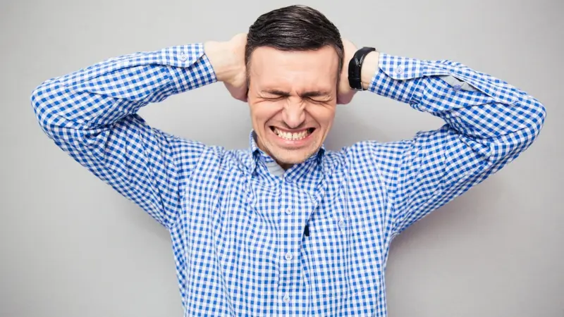 هل يُسبب لقاح كورونا الطنين بالأذن؟