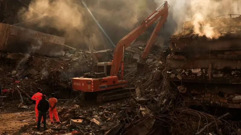 ارتفاع ضحايا حريق كراتشي عقب العثور على عشرات الأشلاء البشرية