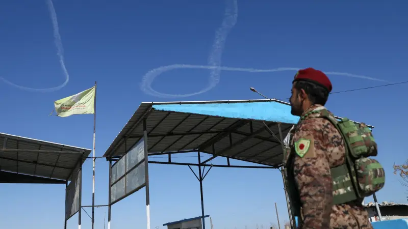 فيديو - مقتل جنديين في مواجهات بين الجيش السوري و"قسد" قرب مسكنة