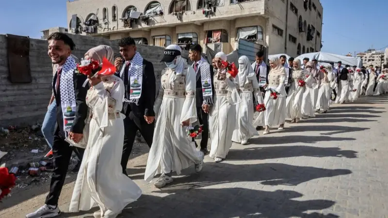 صور - زفاف جماعي في غزة يعيد الأمل للقطاع المنكوب