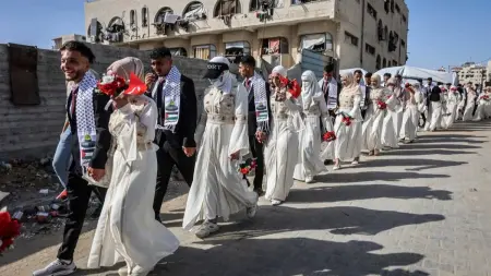 صور - زفاف جماعي في غزة يعيد الأمل للقطاع المنكوب