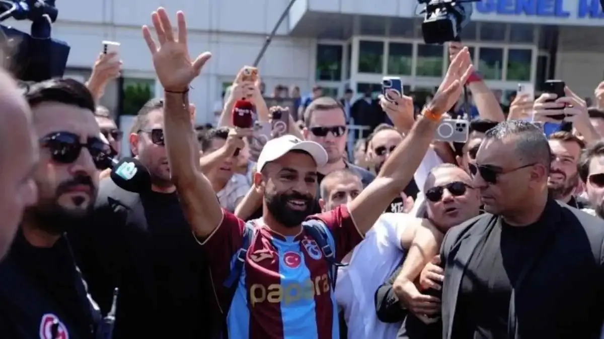 محمد صلاح يتفاعل بالغناء مع جماهير طرابزون في استقبال حاشد (إكس) محمد صلاح يتفاعل بالغناء مع جماهير طرابزون في استقبال حاشد (إكس)
