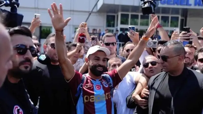 فيديو - هتافات وغناء مع الجماهير.. محمد صلاح يشعل استقبال طرابزون التاريخي