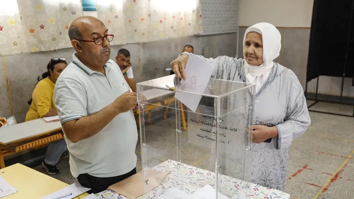 تتواصل عملية الاقتراع بحضور ممثلي لوائح الترشيح المتنافسة (أ ف ب) تتواصل عملية الاقتراع بحضور ممثلي لوائح الترشيح المتنافسة (أ ف ب)