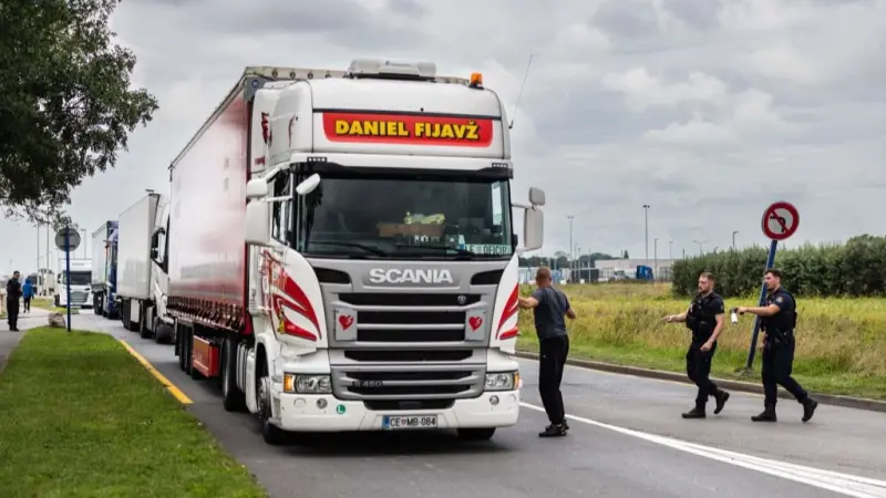 فرنسا.. إنقاذ مهاجرين من التجمّد داخل شاحنة بضائع