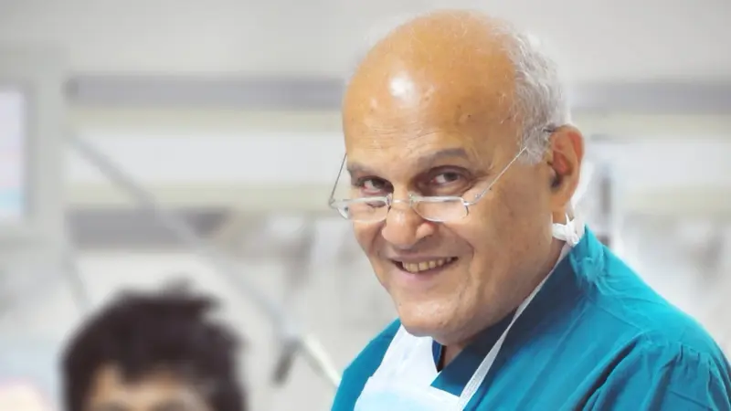 صورة أثارت الجدل.. ما حقيقة إسلام مجدي يعقوب؟