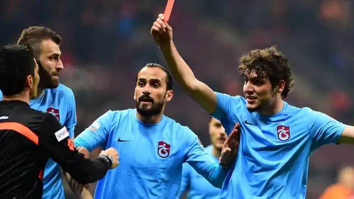 فضيحة المراهنات تهز الكرة التركية.. اعتقال 17 حكما ورئيس نادٍ