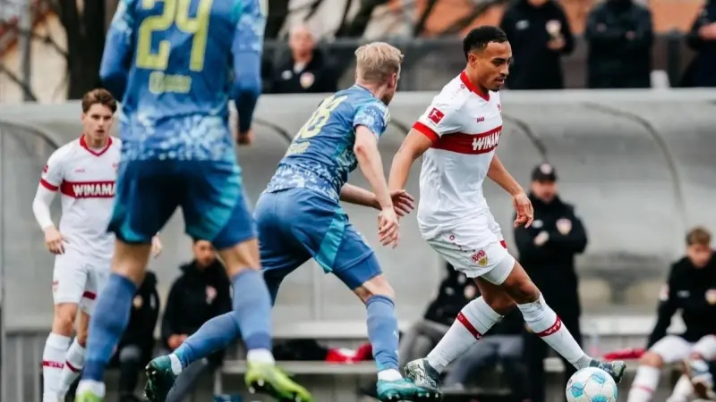 لاعب كرة قدم يكمل المباراة حتى نهايتها رغم حصوله على بطاقة حمراء.. ما القصة؟