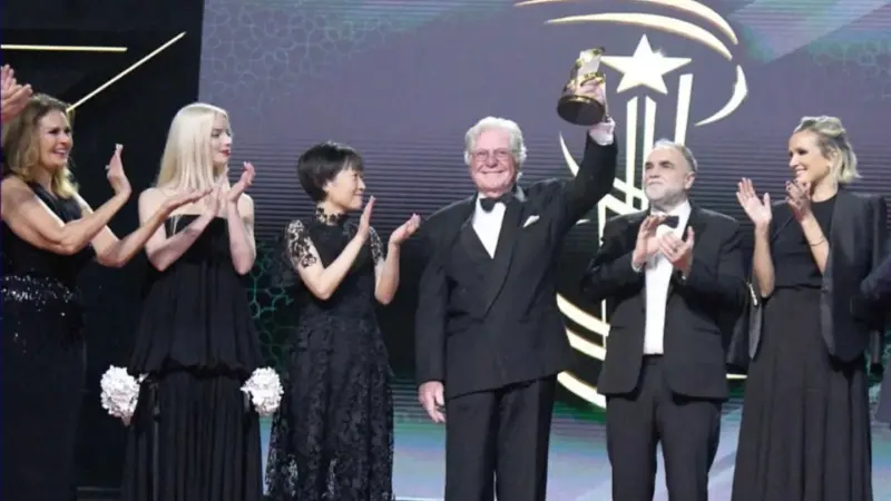 تكريمه في مراكش.. حسين فهمي يشيد بتطور السينما المغربية