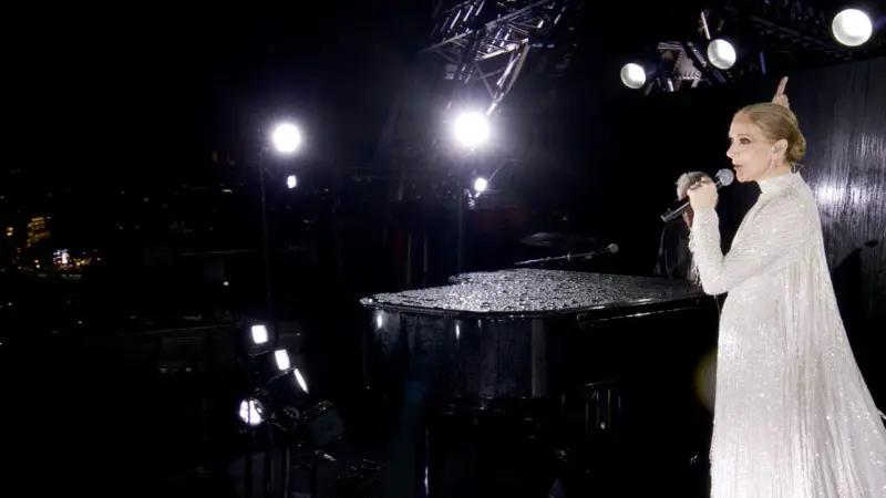 صور وفيديو - أولمبياد باريس 2024.. سيلين ديون تعود للأضواء بأداء أسطوري