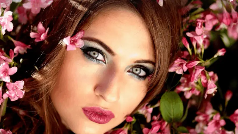 تحذير.. مستحضرات التجميل تزيد خطر الإصابة بالسرطان