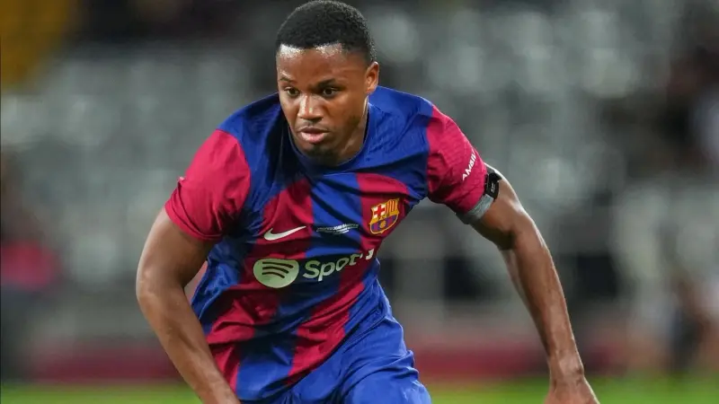 بسبب الزلزولي ولامين يامال.. نجم برشلونة يطلب الرحيل