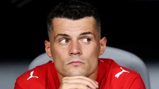 سويسرا من دون قائدها تشاكا لتزويره شهادة لقاح كوفيد (إكس) سويسرا من دون قائدها تشاكا لتزويره شهادة لقاح كوفيد (إكس)