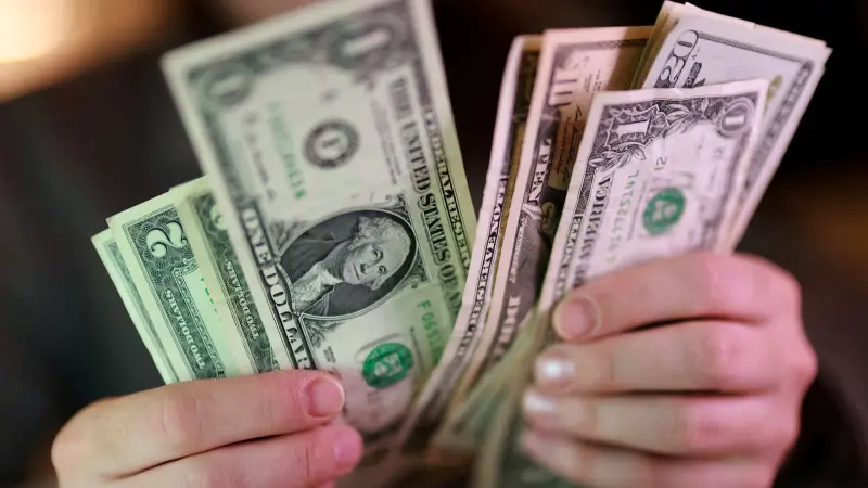 سعر الدولار الأميركي في سوريا اليوم السبت 25/4/2026.. هدوء حذر فوق 13 ألف ليرة