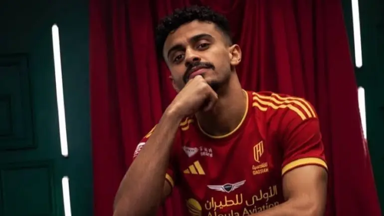الدوري السعودي - عبد العزيز العليوة ينتقل إلى القادسية وجاهز لمواجهة الأهلي