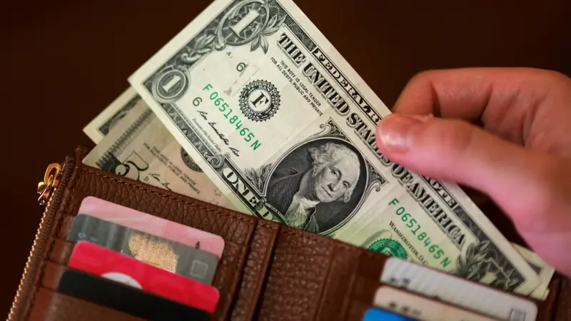 سعر صرف الدولار في العراق اليوم الأربعاء 12/8/2026 مقابل الدينار العراقي.. السوق السوداء تعود للصعود بقوة