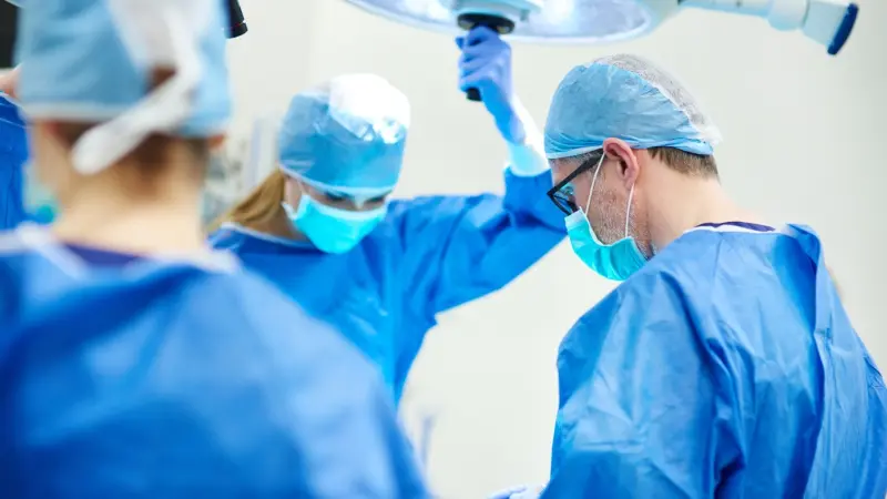 صورة - استخراج هاتف من معدة مريض في مصر