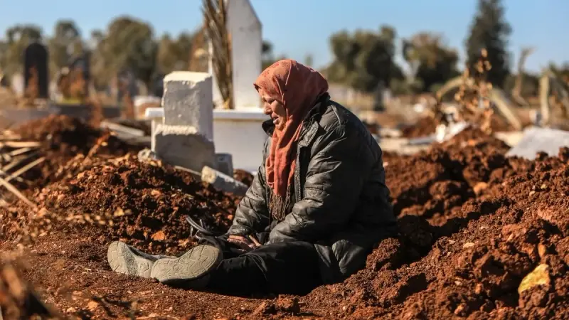 صور - سوريون يتفقدون المقابر لمعرفة مصير أحباء فُقدوا خلال حكم الأسد