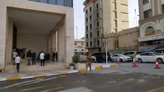 ملثمون يحاولون اقتحام ديوان المحاسبة الليبي (إكس) ملثمون يحاولون اقتحام ديوان المحاسبة الليبي (إكس)