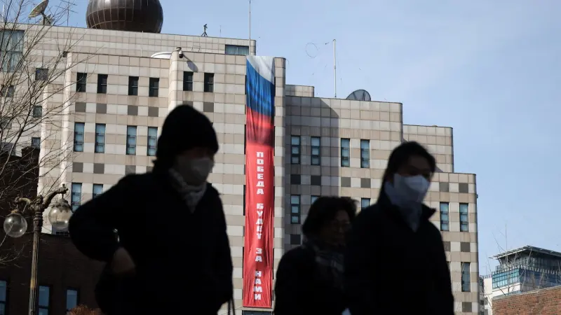 كوريا الجنوبية تستنكر رفع لافتة "نصر" على سفارة روسيا في سيول