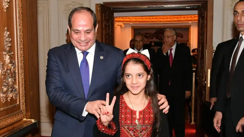 جلست بجوار السيسي.. من هى الطفلة الفلسطينية ريتاج؟