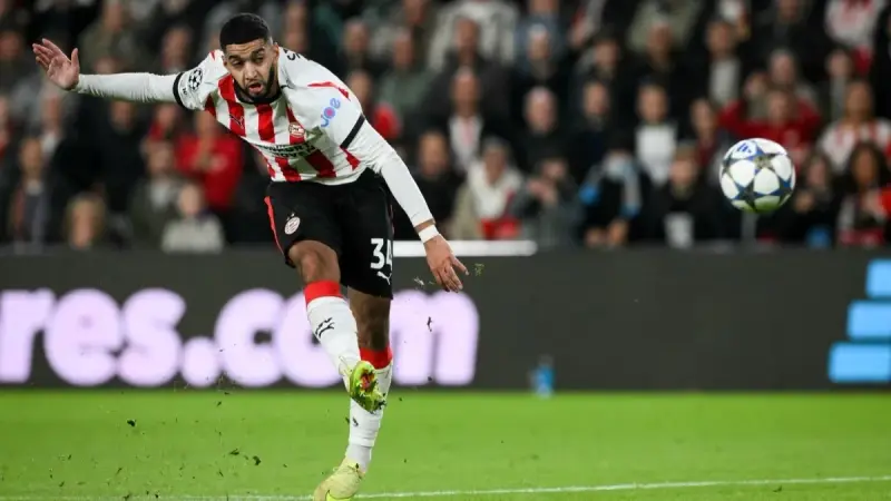 إسماعيل الصيباري يقود أيندهوفن للفوز.. "هاتريك" يعزز تألق النجم المغربي