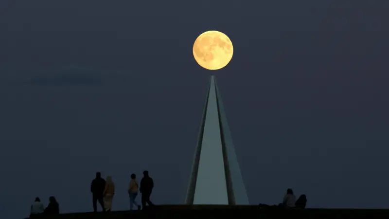 فيديو - القمر العملاق يزين السماء الليلة بأكبر حجم له منذ عام 2019
